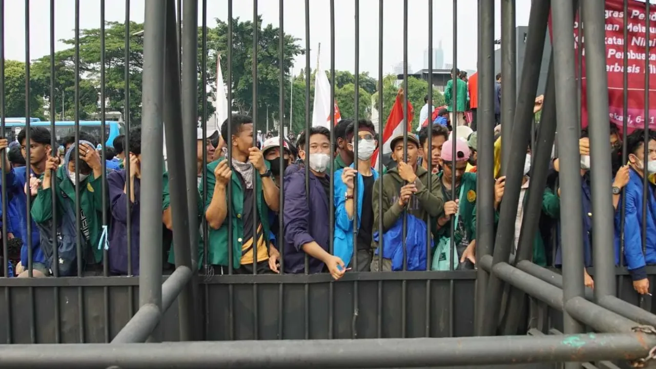 Demo Gedung DPR RI, Masa Paksa Masuk Senayan