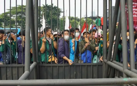 Demo Gedung DPR RI, Masa Paksa Masuk Senayan