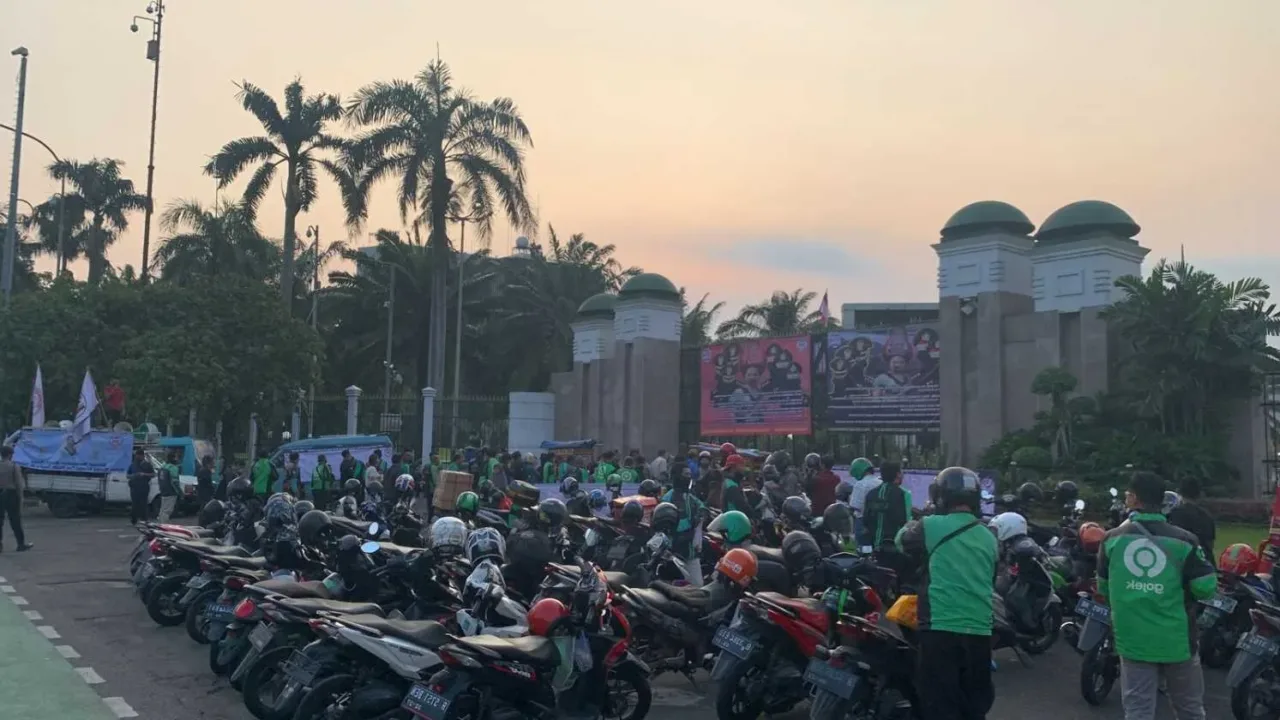 Hari ke 21, Massa Aksi Desak Ratu Koridor Ditangkap