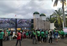 Massa Aksi Terus Bagikan Takjil Dan Teriakan Ratu Koridor Ditangkap