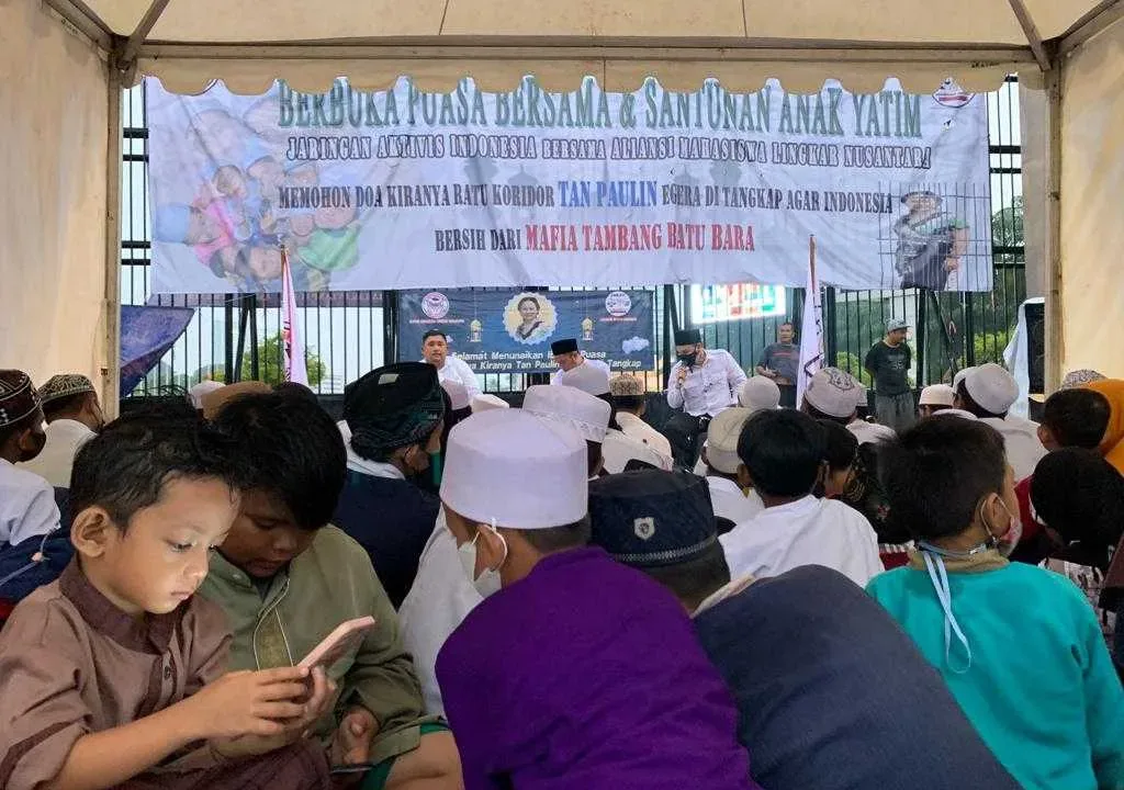 Massa Aksi dan Puluhan Anak Yatim Berdoa Agar Ratu Koridor Ditangkap