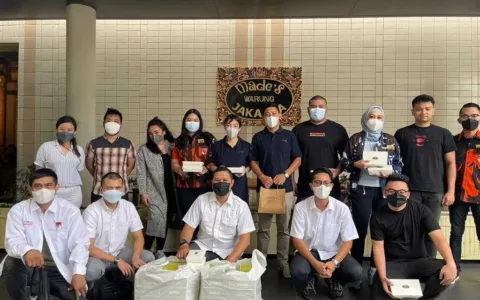 WARUNG MADE, FOKUSMAKER, SAPMA PP Dan Aroem Alzier DKI Berbagi ribuan Ta’jil serta Sembako