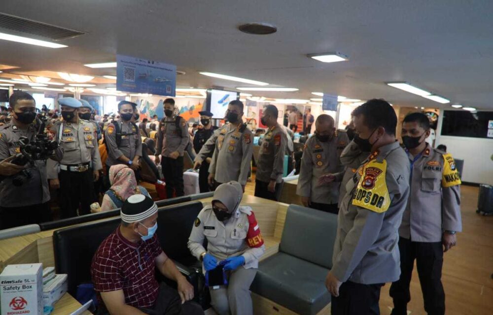 Kapolda Banten Cek Langsung Pelayanan Vaksinasi Booster Polda Banten Di Kapal Ferry
