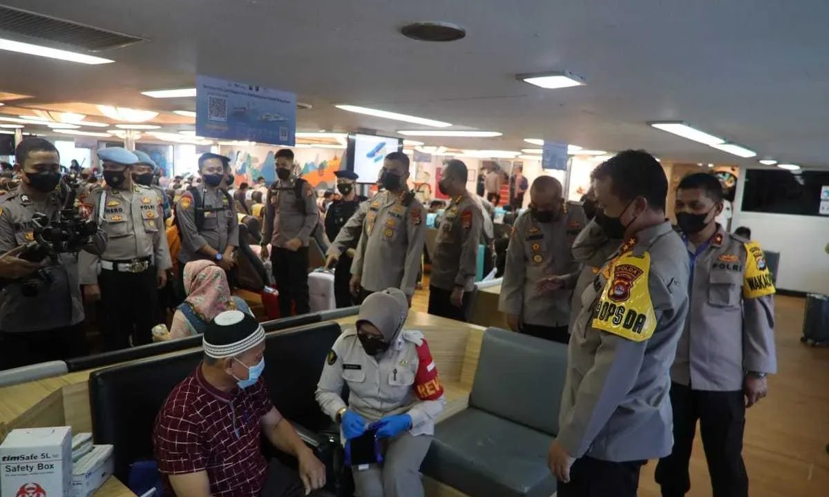 Kapolda Banten Cek Langsung Pelayanan Vaksinasi Booster Polda Banten di Kapal Ferry