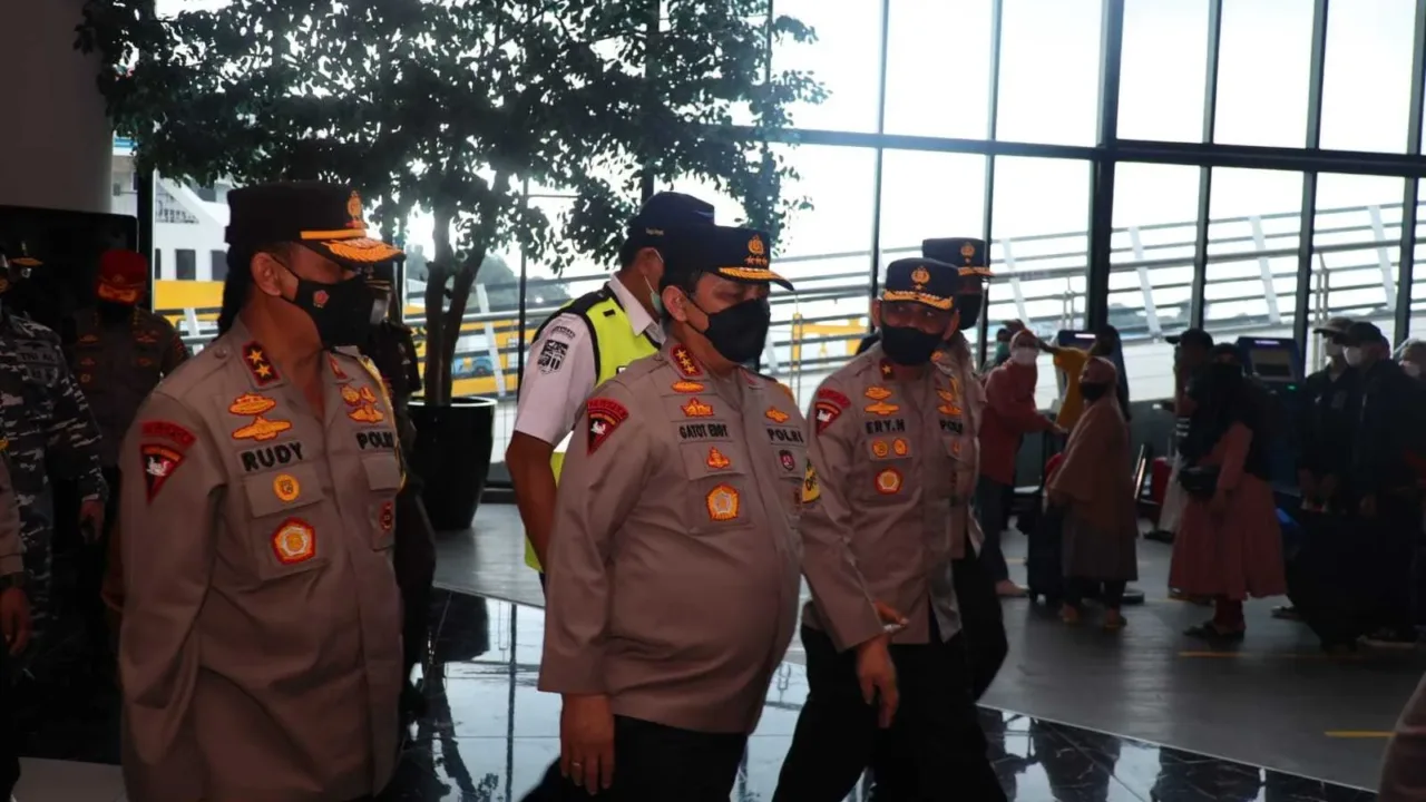 Kapolda Banten Dampingi Wakapolri Tinjau Pelabuhan Merak Cek Kesiapan Pengamanan dan Prokes
