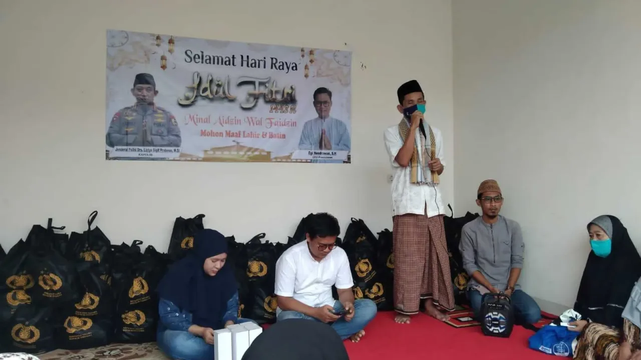 MANTAP…Kapolri dan Aktivis Rutin Bagikan Ratusan Sembako Saat Ramadhan di Banten