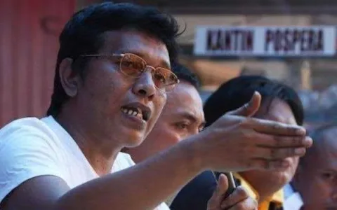 Soal Tiga Periode, Adian Sebut Lempar Batu Sembunyi Tangan