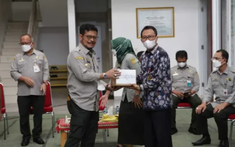 Pastikan Bebas dari PMK, Mentan Tinjau Peternakan Sapi di Banten