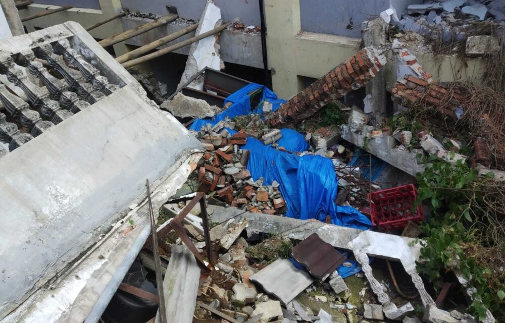 Rumah Warga Rubuh Masih Dibiarkan Di Depok