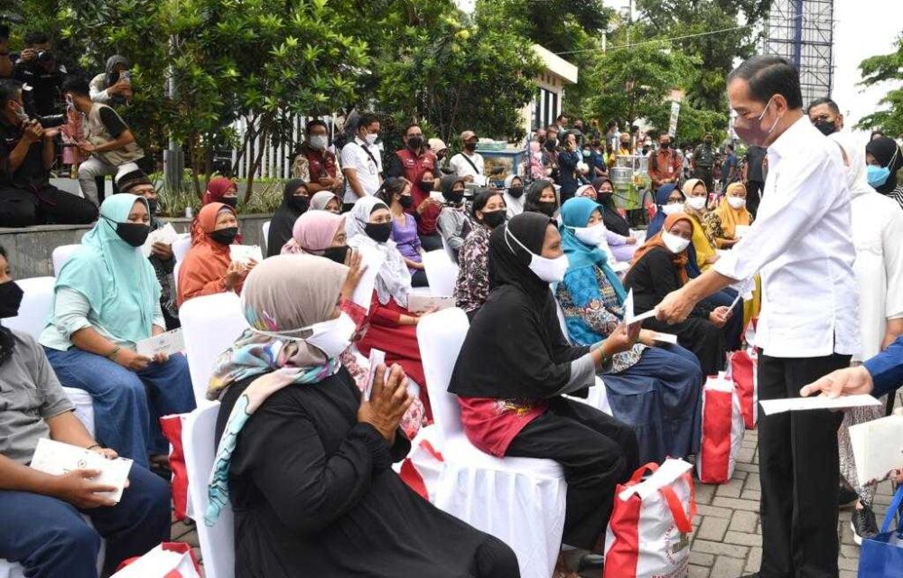 Kunjungi Pasar Muntilan, Presiden Cek Langsung Harga Minyak Goreng
