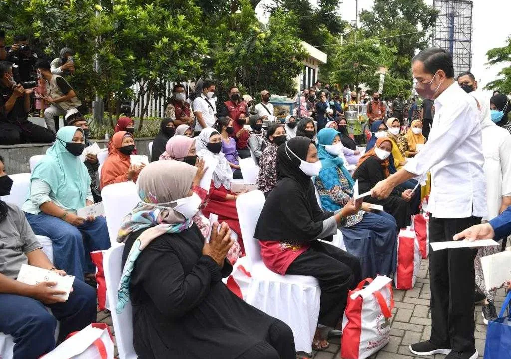 Kunjungi Pasar Muntilan, Presiden Cek Langsung Harga Minyak Goreng
