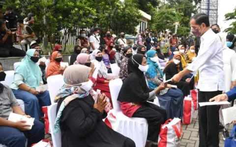 Kunjungi Pasar Muntilan, Presiden Cek Langsung Harga Minyak Goreng