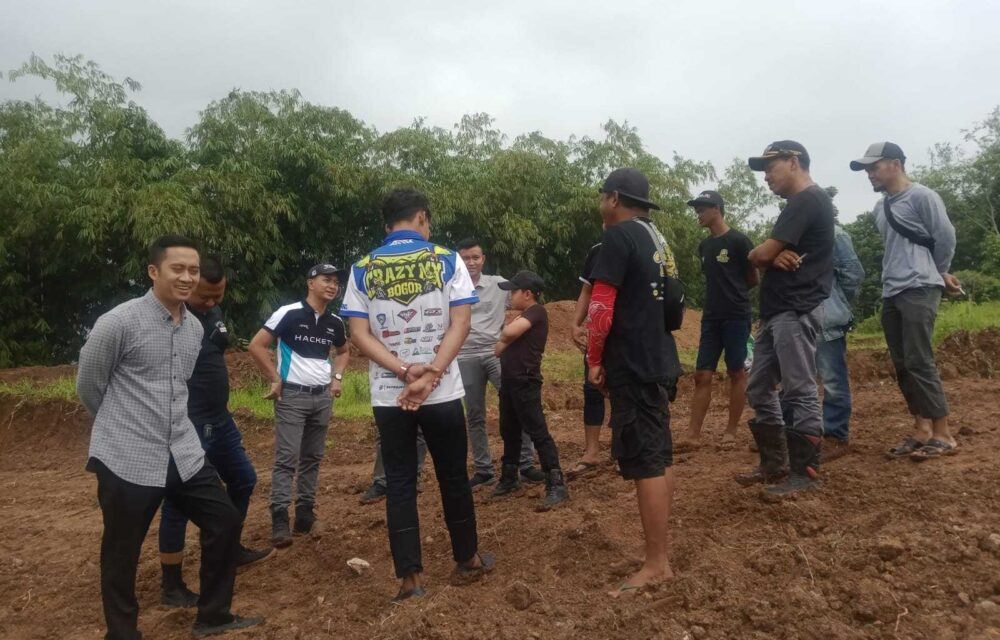Cek Sirkuit Grasstrack Champipmship 2022, Ketua Gapensi Lebak Disambut Warga