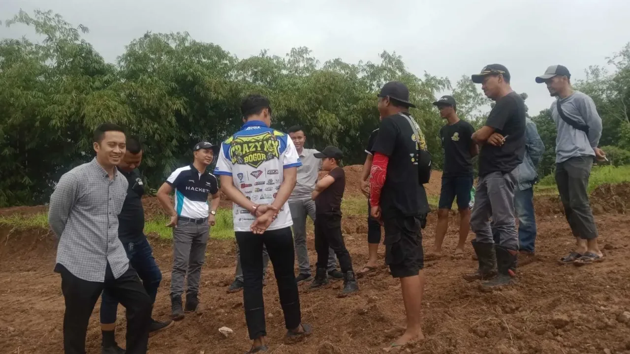 Cek Sirkuit Grasstrack Champipmship 2022, Ketua Gapensi Lebak Disambut Warga