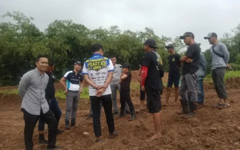 Cek Sirkuit Grasstrack Champipmship 2022, Ketua Gapensi Lebak Disambut Warga