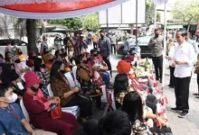 Salurkan Bansos di Surakarta, Presiden Harap Ekonomi Pulih Kembali