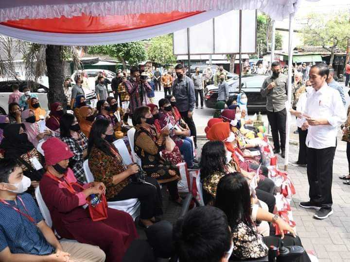 Salurkan Bansos Di Surakarta, Presiden Harap Ekonomi Pulih Kembali
