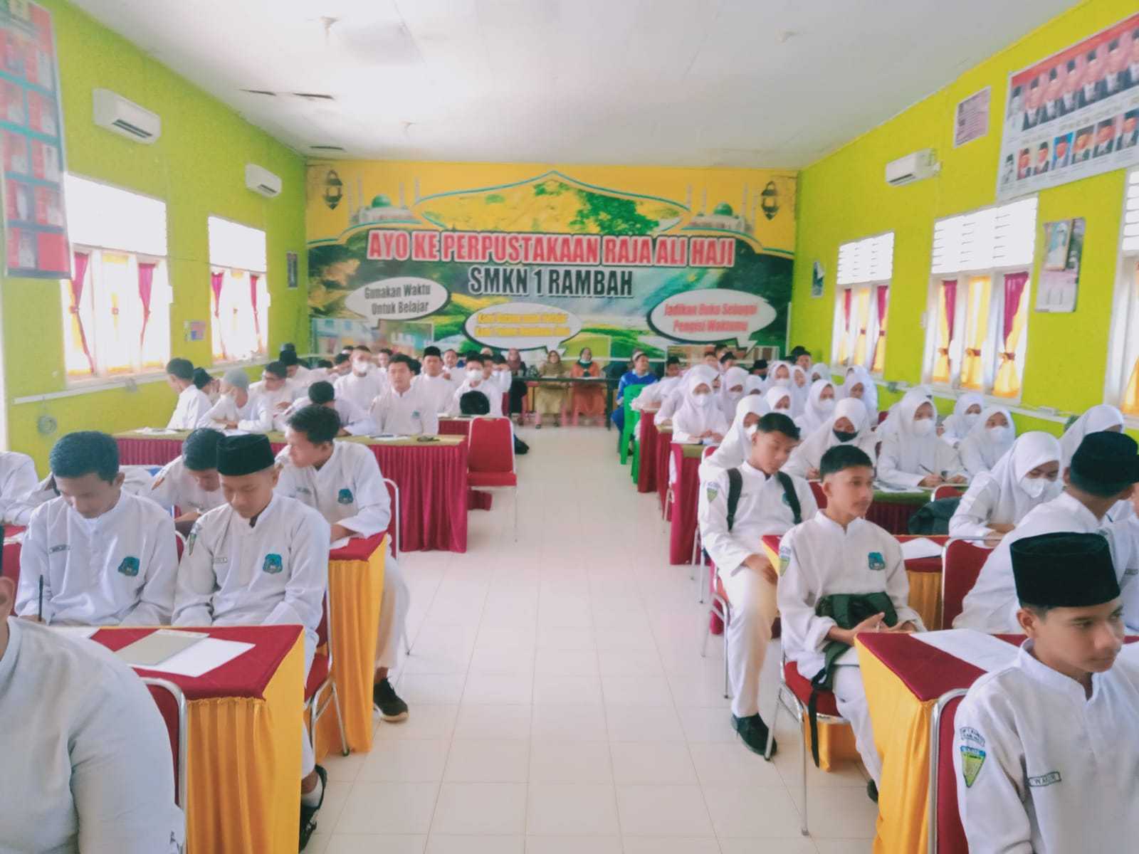 Kasat Binmas Polres Rohul  Jadi Nara Sumber Sosialisasi Aksi P4Gn Dan Pn Di Aula Smkn 1 Rambah