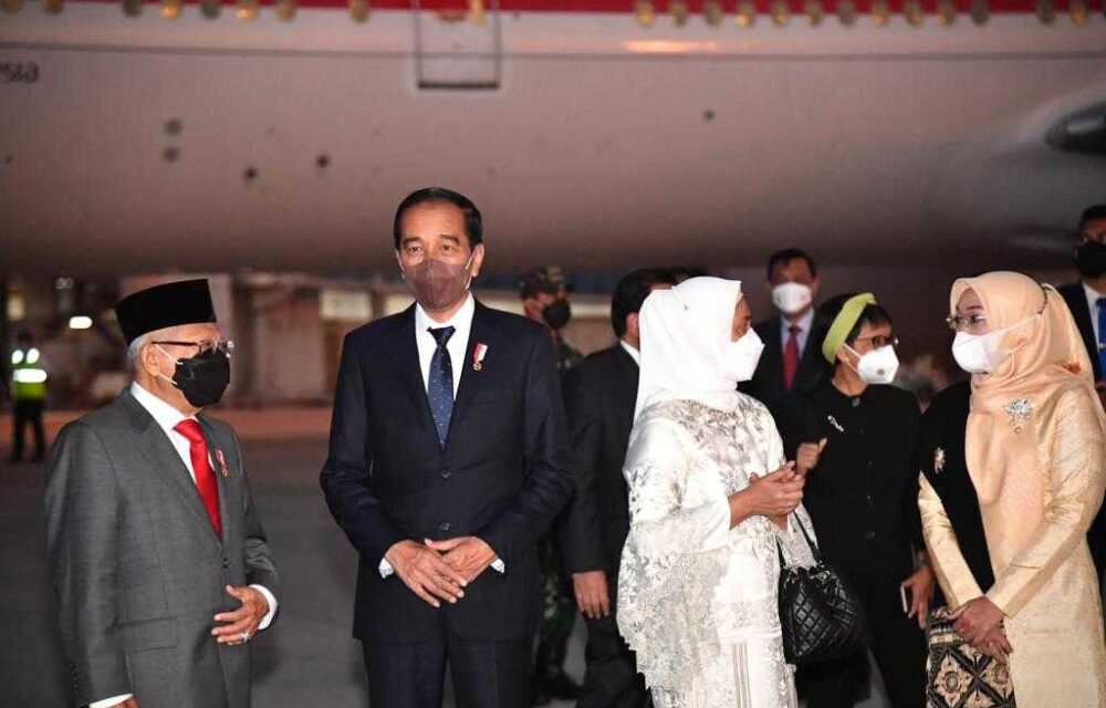 Presiden Jokowi Dan Ibu Iriana Tiba Di Indonesia