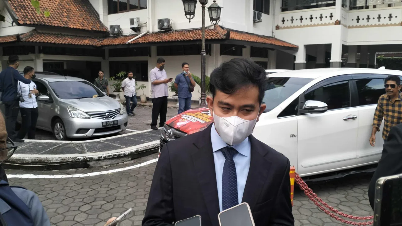 Gibran Rakabuming menunjukkan sejumlah lokasi bagi investor baru yang akan masuk Solo