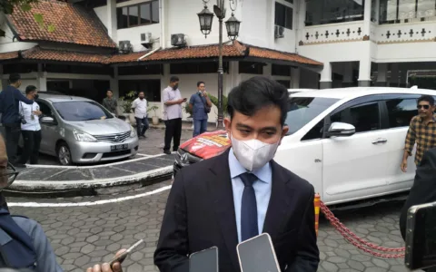 Gibran Rakabuming menunjukkan sejumlah lokasi bagi investor baru yang akan masuk Solo