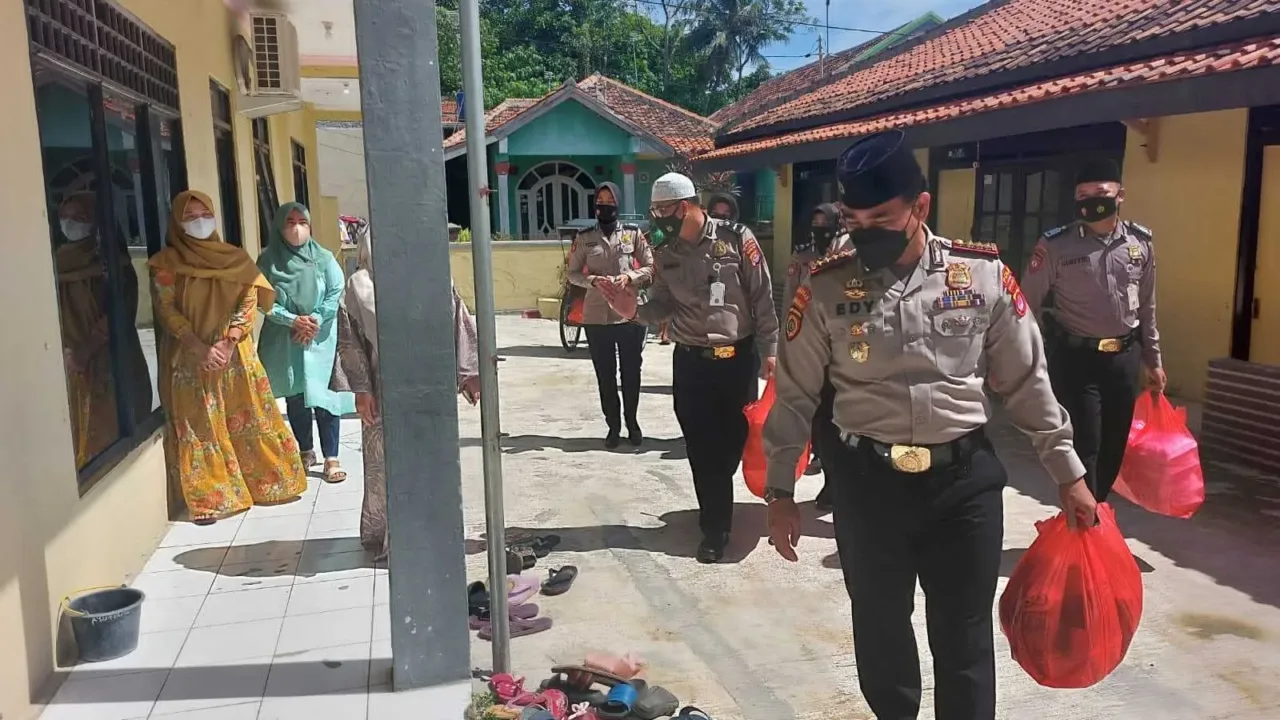 Gelar Jumat Barokah, Ditpamobvit Polda Banten Kunjungi Yayasan Panti Asuhan Nurul Islam