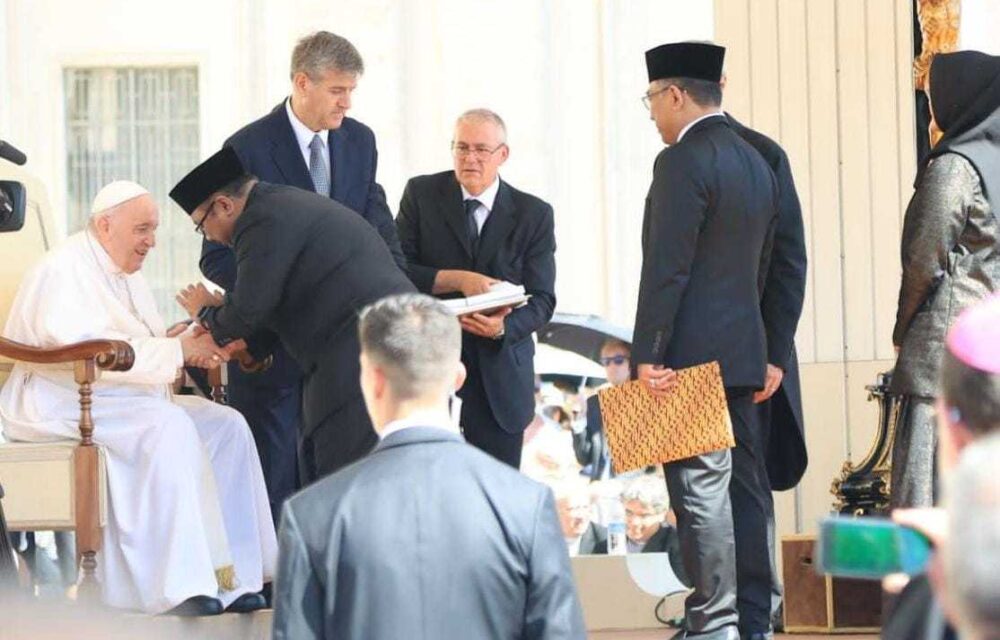 Bertemu Paus Fransiskus, Menag Sampaikan Undangan Presiden Jokowi