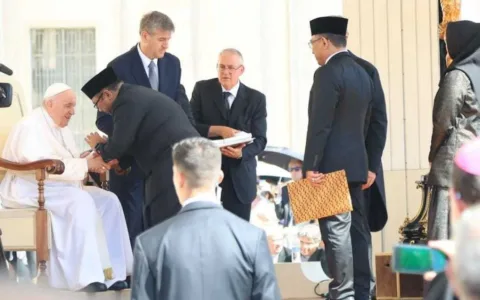Bertemu Paus Fransiskus, Menag Sampaikan Undangan Presiden Jokowi