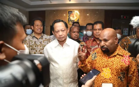 WADUH … Gubernur Papua Temui Mendagri Dukung Pemekaran