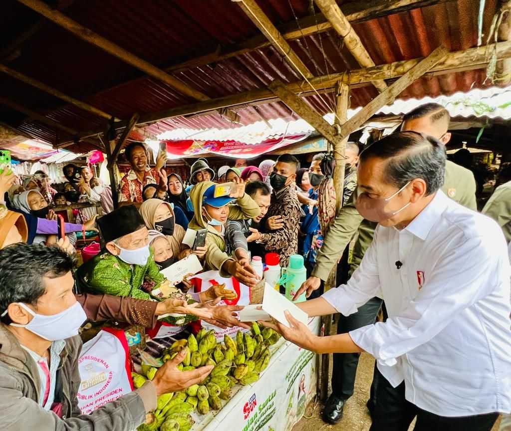 Presiden Bagikan Bansos Dan Cek Harga Minyak Goreng Di Pasar Baros