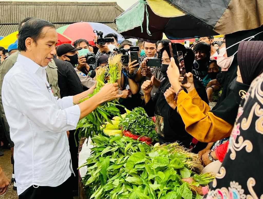 Presiden Bagikan Bansos Dan Cek Harga Minyak Goreng Di Pasar Baros