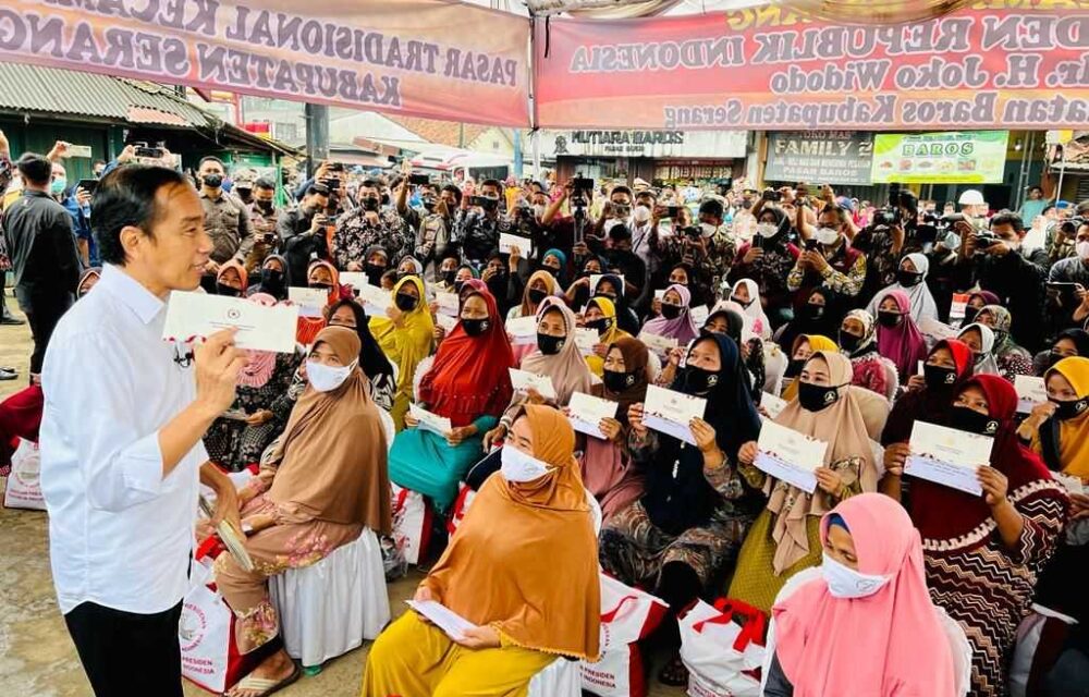 Presiden Bagikan Bansos Dan Cek Harga Minyak Goreng Di Pasar Baros