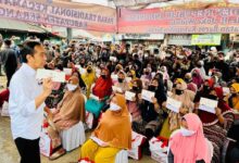 Presiden Bagikan Bansos Dan Cek Harga Minyak Goreng Di Pasar Baros