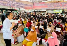 Presiden Bagikan Bansos dan Cek Harga Minyak Goreng di Pasar Baros