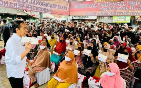Presiden Bagikan Bansos dan Cek Harga Minyak Goreng di Pasar Baros