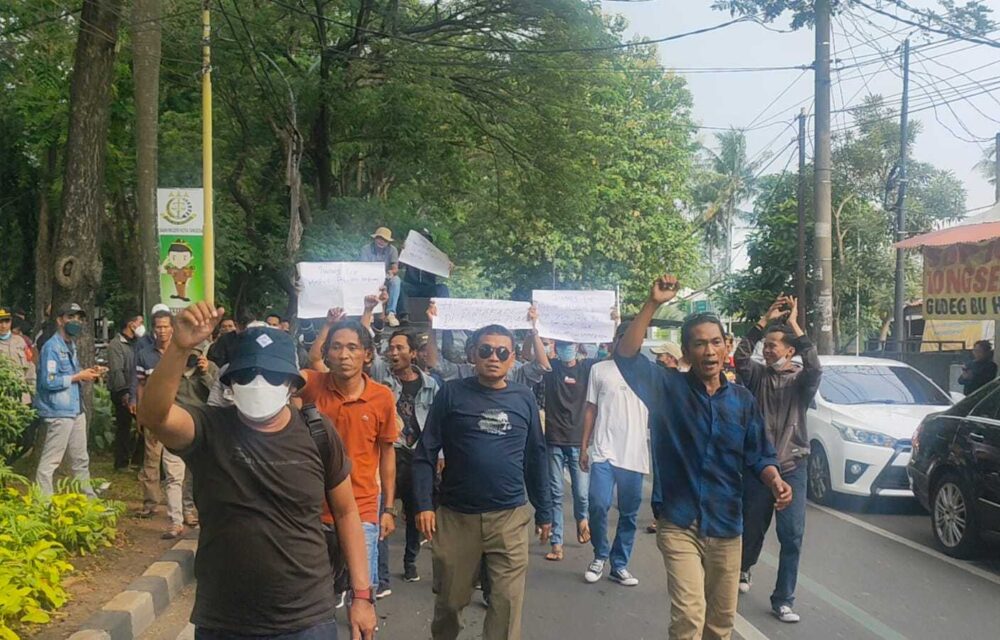 Warga Tangerang Demo Di Pn, Jimmy Lie Layak Ditahan