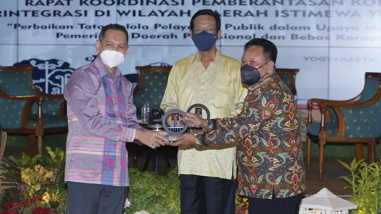 Tahta untuk Rakyat Semangat melayani profesional dan Bebas korupsi