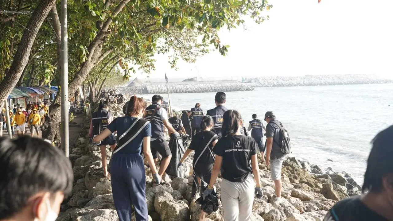KEREN…AMPI Bali dan Karang Taruna Bersih Pantai