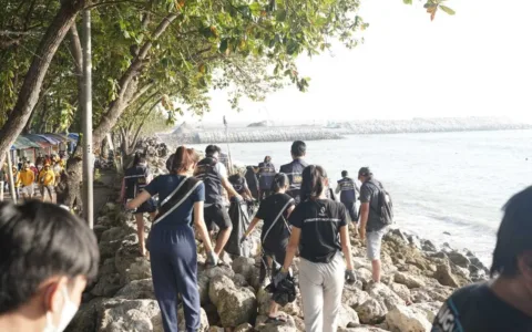 KEREN…AMPI Bali dan Karang Taruna Bersih Pantai
