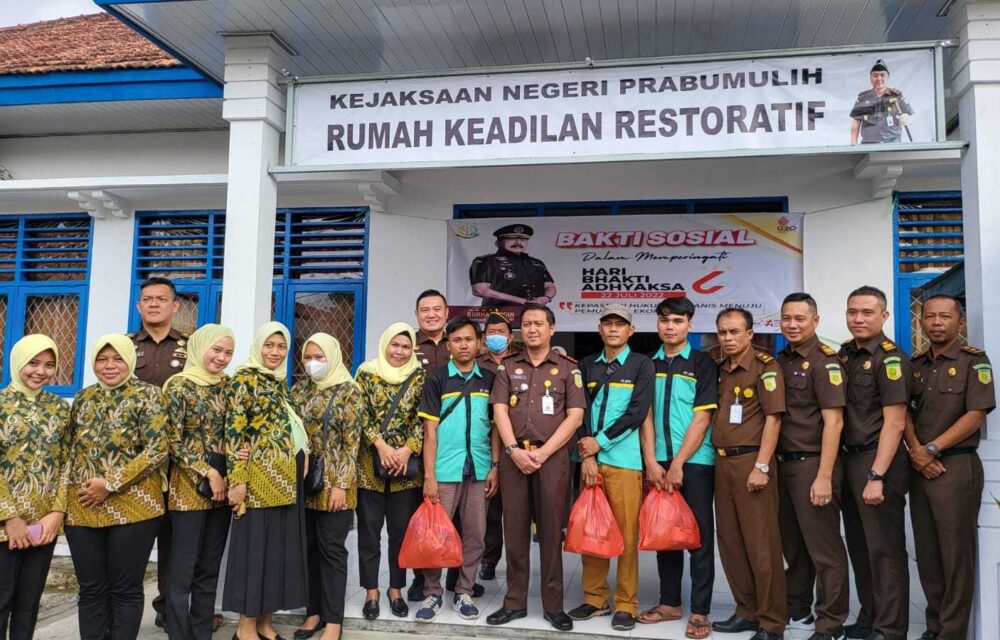 Hari Bhakti Adhyaksa Ke 62, Kejari Prabumulih Bagikan Paket Sembako