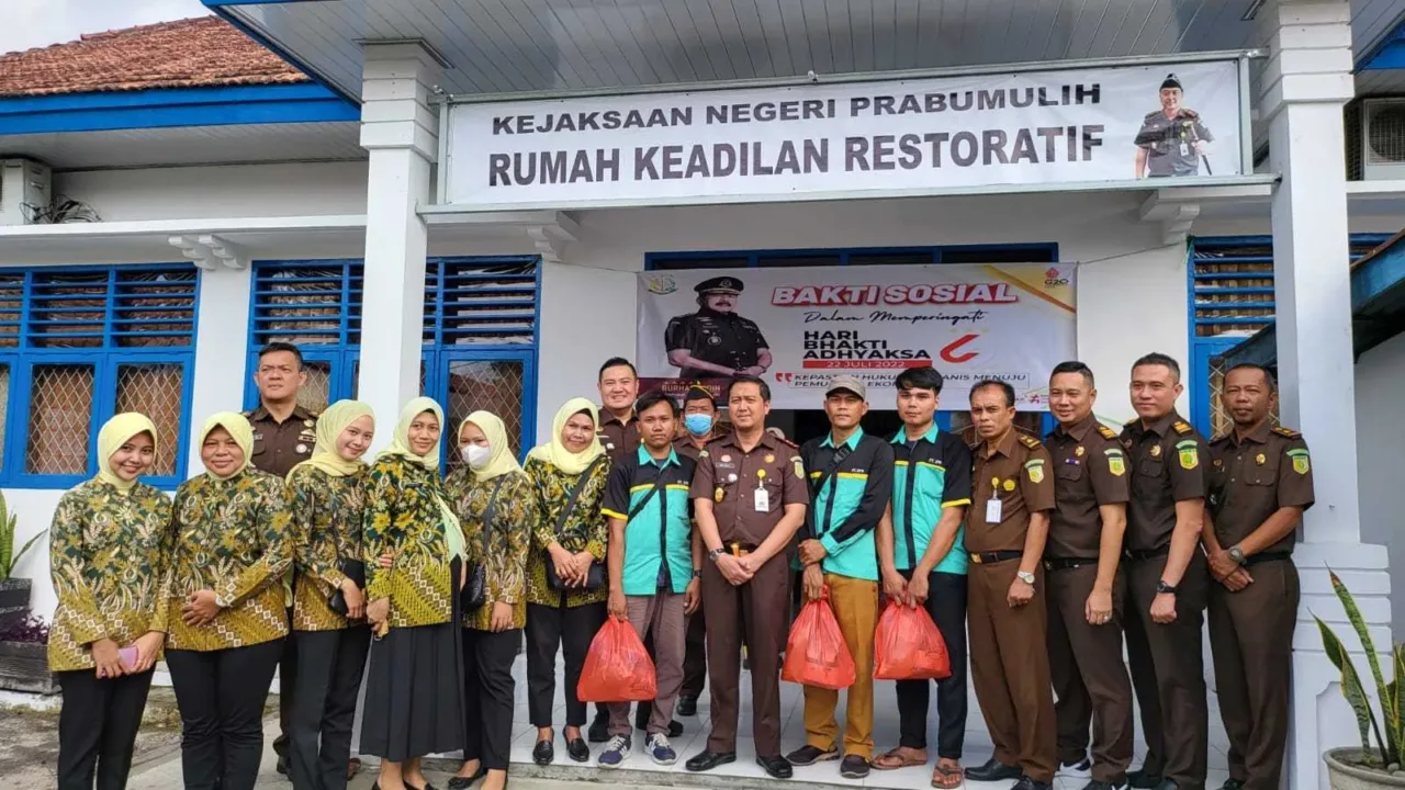 Hari Bhakti Adhyaksa ke 62, Kejari Prabumulih Bagikan Paket Sembako