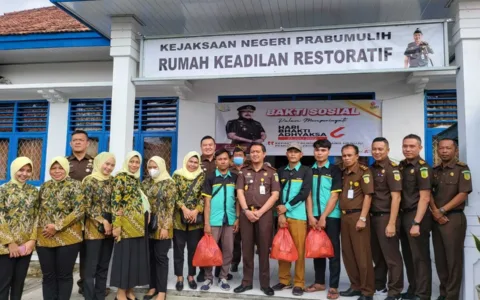 Hari Bhakti Adhyaksa ke 62, Kejari Prabumulih Bagikan Paket Sembako