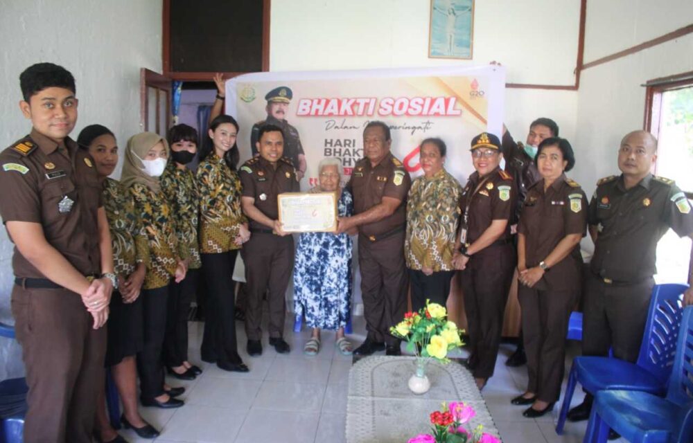 Kejari Biak Numfor Bagikan Paket Sembako Saat Peringati Hari Adhyaksa Ke 62