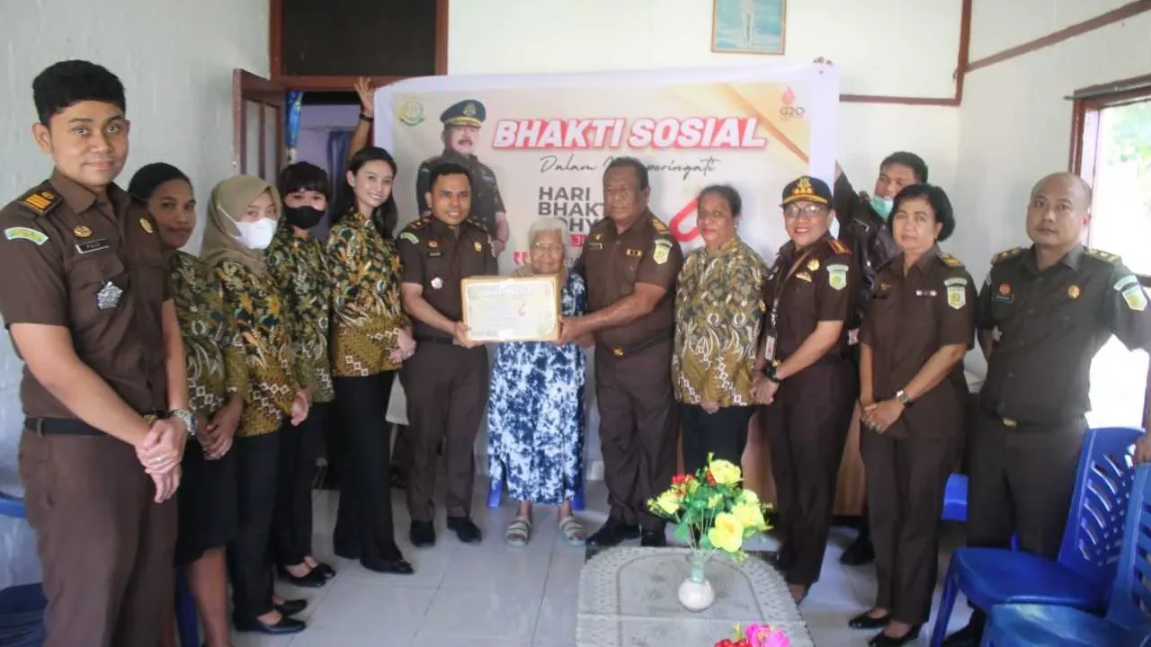 Kejari Biak Numfor Bagikan Paket Sembako Saat Peringati Hari Adhyaksa ke 62
