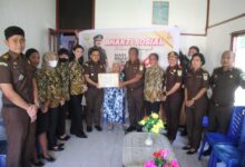 Kejari Biak Numfor Bagikan Paket Sembako Saat Peringati Hari Adhyaksa Ke 62