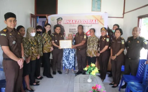 Kejari Biak Numfor Bagikan Paket Sembako Saat Peringati Hari Adhyaksa ke 62