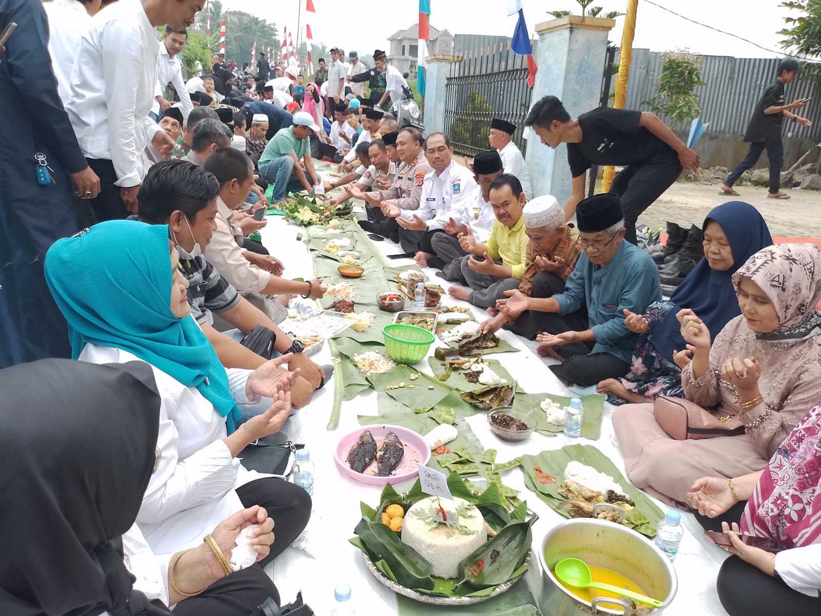 Ribuan Warga Sambut Tb Haerul Jaman Di Acara Magailan