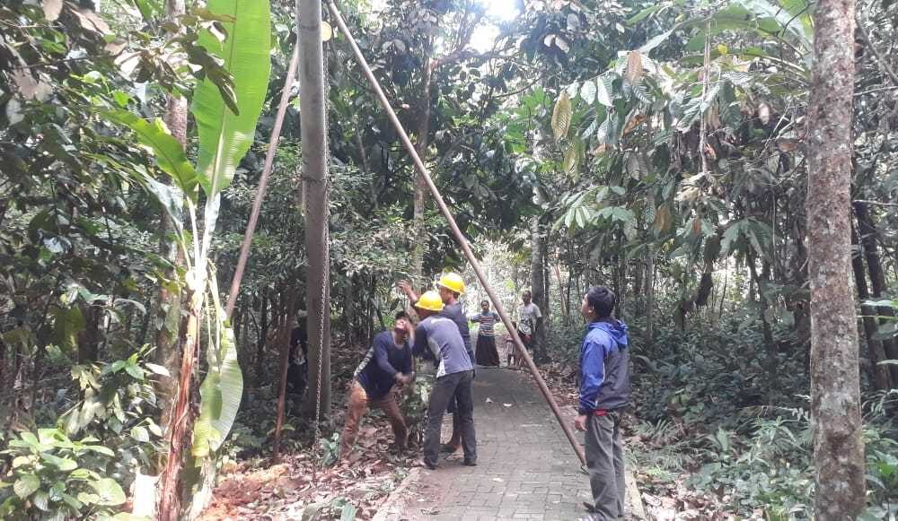 Kacau...!Pemasangan Tiang Listrik Pt Hsi Di Lebak Jadi Masalah