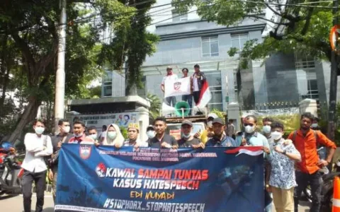 SIKAT...!Massa Desak Majlis Hakim Segera Hukum Edi Mulyadi, Begini Dosanya