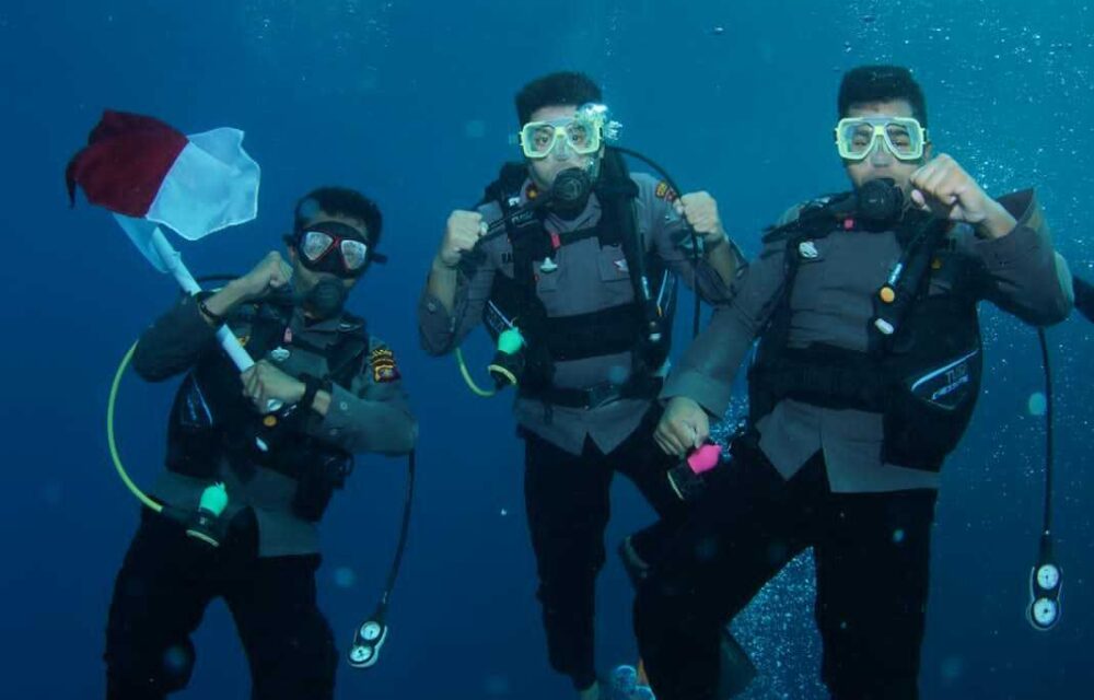 Komisaris Polisi Mirip Shah Rukh Khan Pimpin Pengibaran Bendera Di Bawah Laut Berau